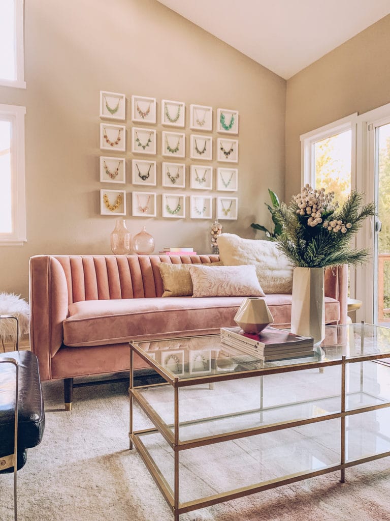 Chic Pink Living Room Decor Idea