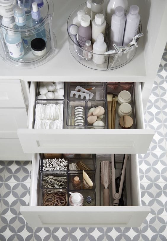 5 storage solutions for small bathrooms, bathroom storage ideas, bathroom organization, bathroom organizing ideas, how to organize a small bathroom, how to utilize space in a small bathroom, small bathroom storage, organization tips, home tips, organizing tips, home edit, bathroom drawer organization, drawer organizations, bathroom inspiration, bathroom drawer inspiration