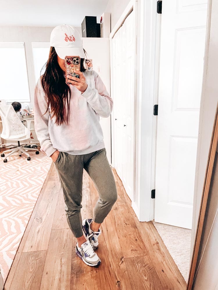 Mom-friendly athleisure wear joggers outfit