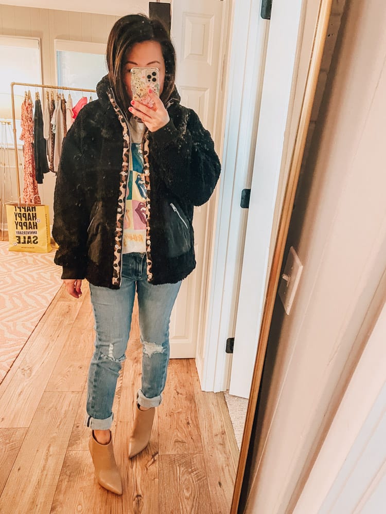 teddy coat and graphic tee fall outfit