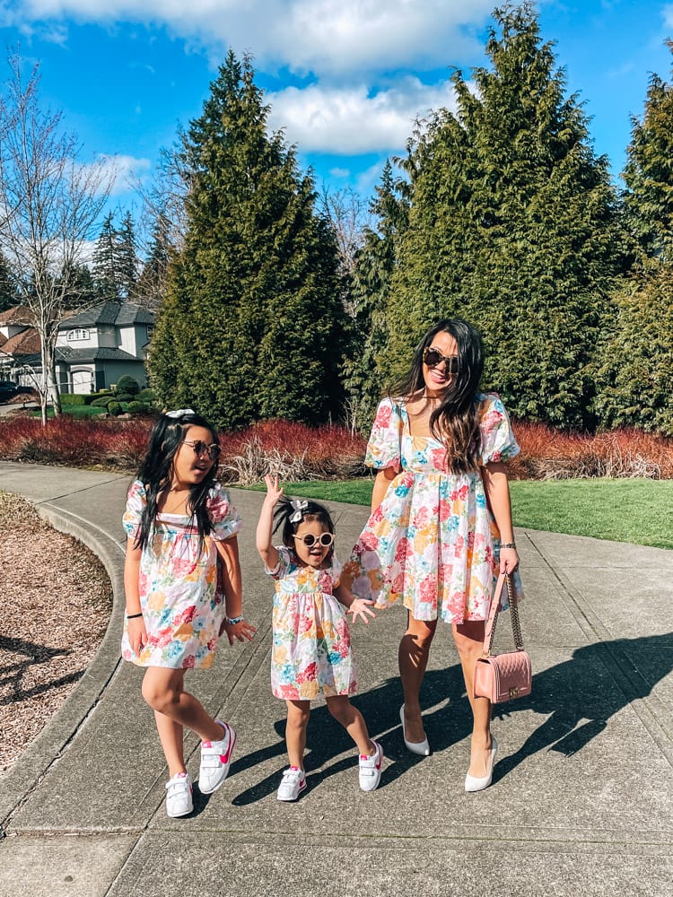 mother and daughter spring pictures outfits