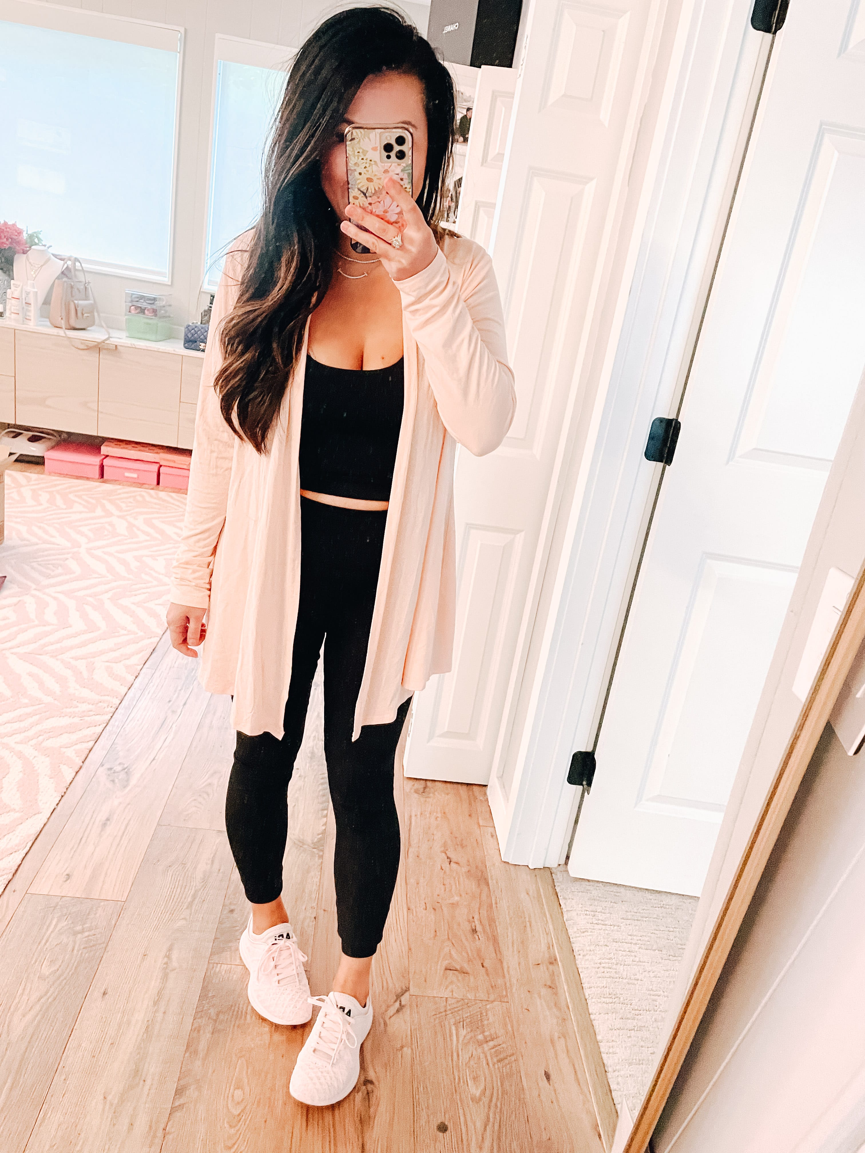 Black leggings summer outfit ideas on Stylevore