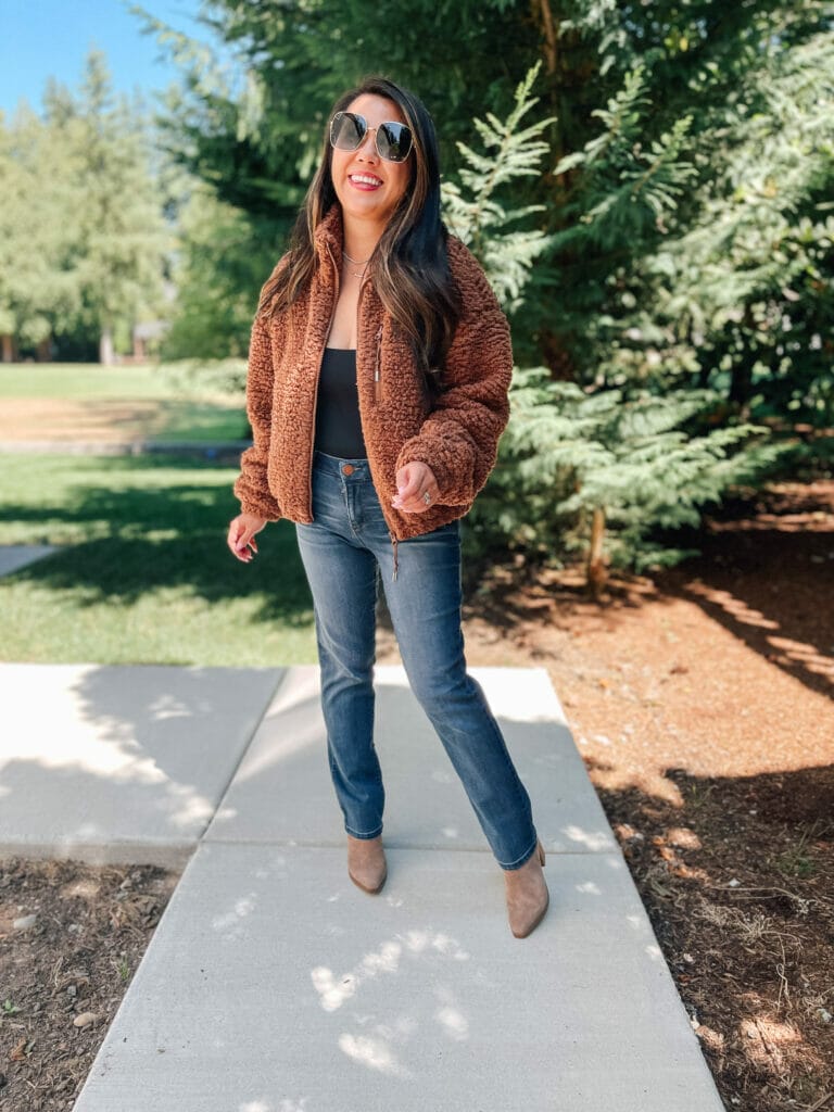 travel outfit with jacket and jeans